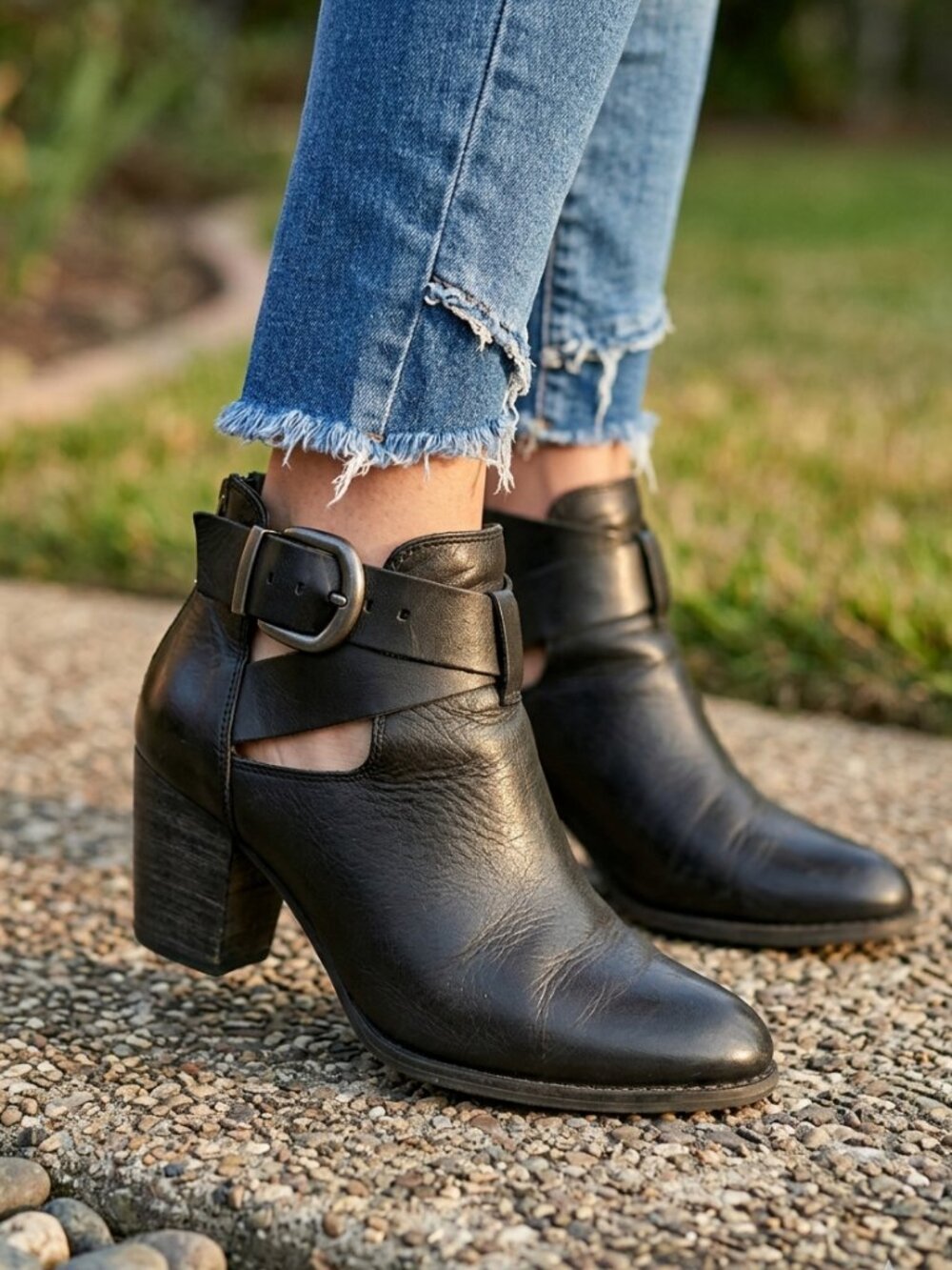 VIONIC Rory Ankle Bootie Orthotic Sole Buckle Cut Out Stacked Heel Size 8